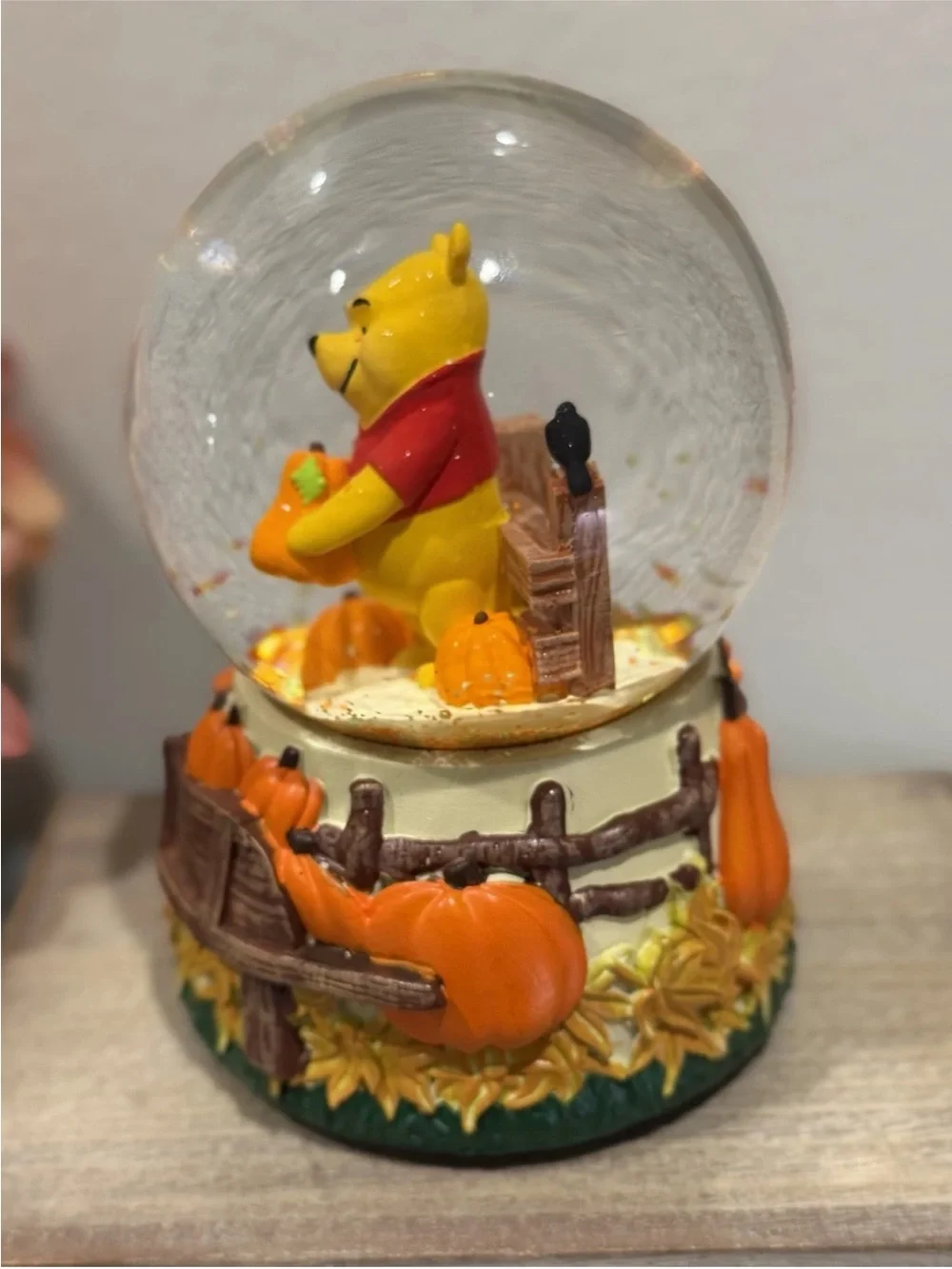 Musical Disney Winnie the Pooh Fall Pumpkin Crow Harvest Musical Snow Globe RARE